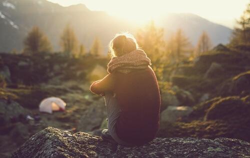 心の距離を感じる女性