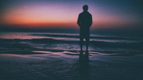 海辺に立つ男性