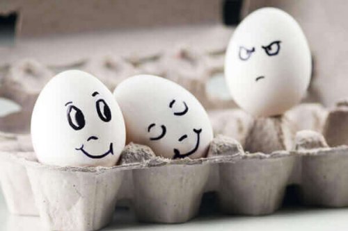 顔が描かれた卵