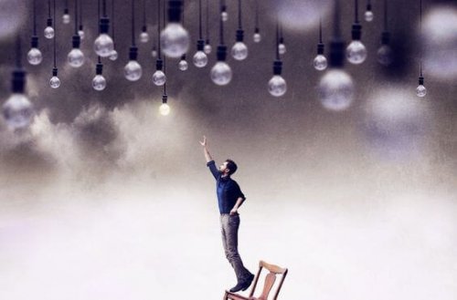 電球をつかもうとする人