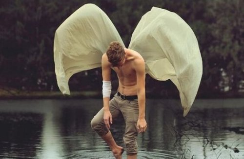 羽のある男性