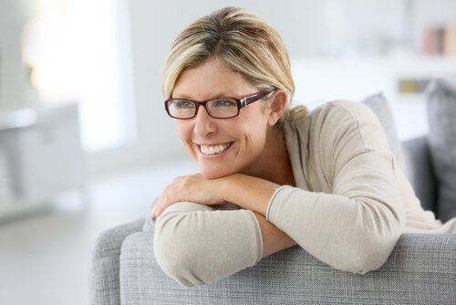 眼鏡をかけた女性
