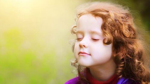 目をつぶる子ども