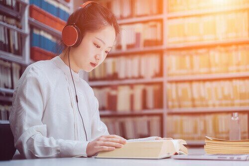 音楽を聴きながら本を読む女性