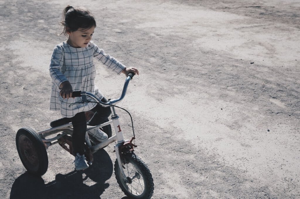 三輪車に乗る女児