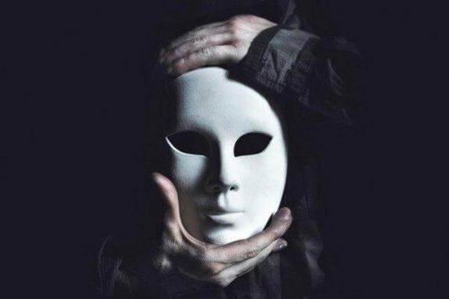 人間の悪を隠す