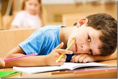 机に寝そべる少年