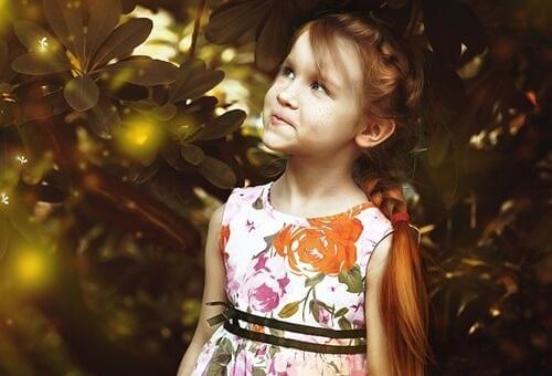 上を見る自閉症の子ども