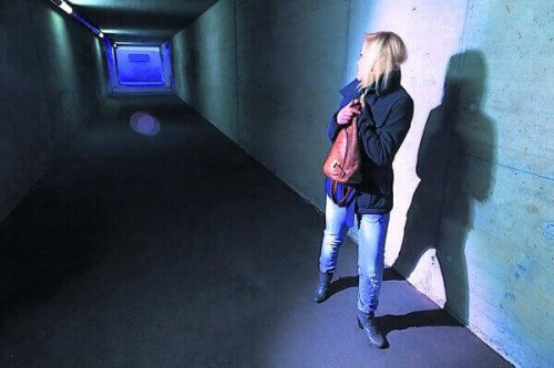 何かに怯える女性