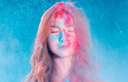 カラフルな顔の女性