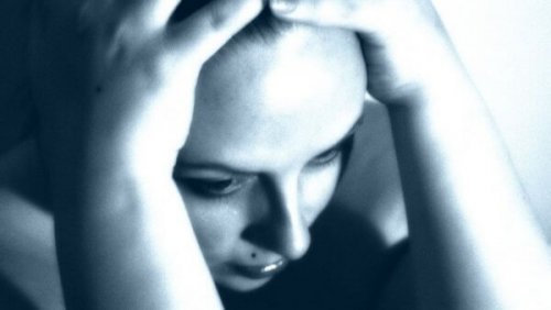 頭をかかえる女性