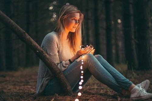 ライトを手にする女性