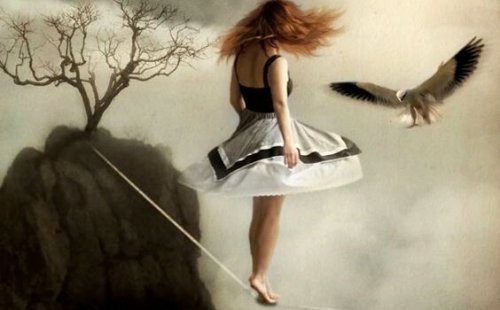 綱渡りする女性