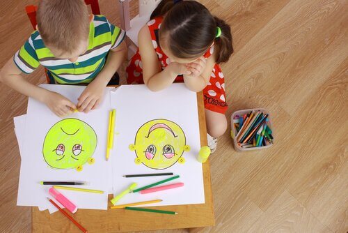 絵で感情を表す子供