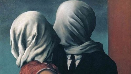 顔を覆った二人のキス