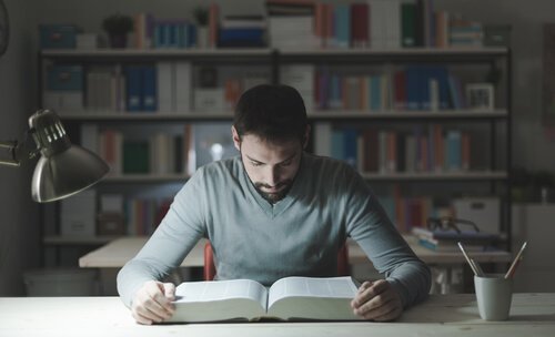 読書する男性