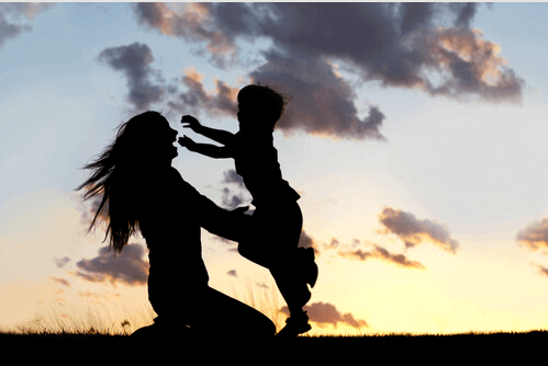 子どもと母親の影