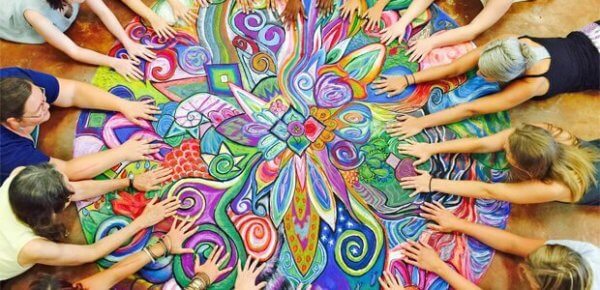 絵を触る人々