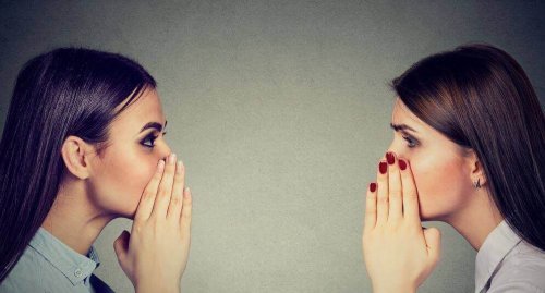 うわさ話をする二人