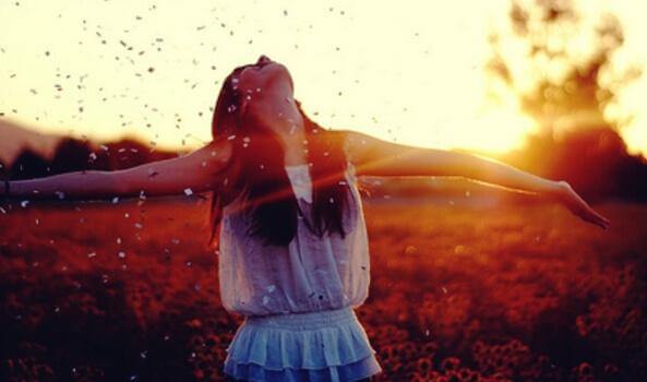 両手を広げて見上げる女性