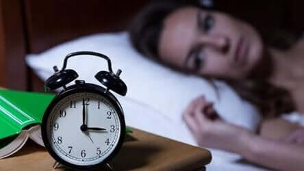 負のスパイラル：睡眠不足と不安の関係