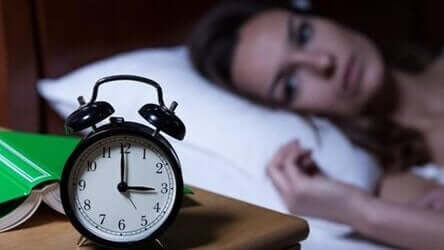 負のスパイラル:睡眠不足と不安の関係