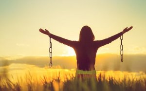 負の感情を受け入れると、より幸せになれる?