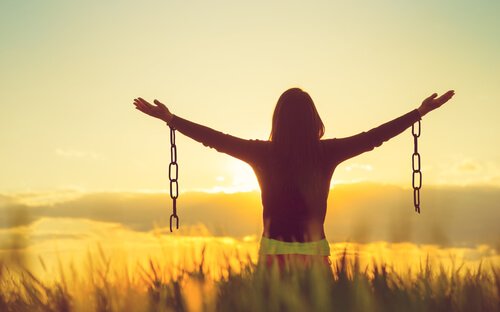 負の感情を受け入れると、より幸せになれる？