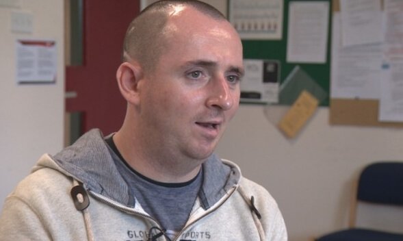 ポール・ピュー:病的笑いというケース