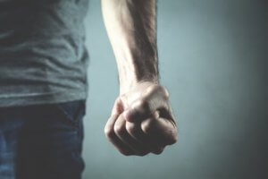 人間の暴力:なぜ根絶することができないのか?