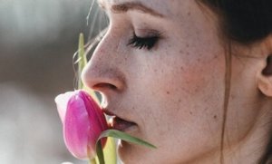 どうして過去の恋を忘れることはできないのか