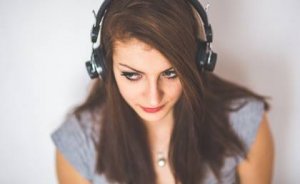 イヤーワーム:曲が頭から離れなくなること