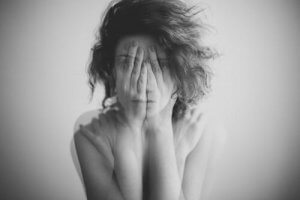 恥ずかしさの様々なタイプと私たちが受ける影響