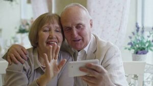 外出自粛中も祖父母と連絡を取り合おう