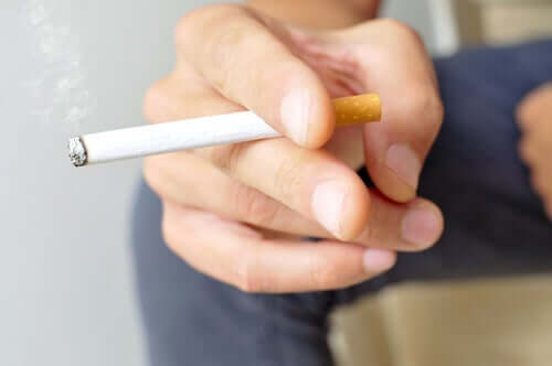 喫煙　COVID-19　合併症　リスク