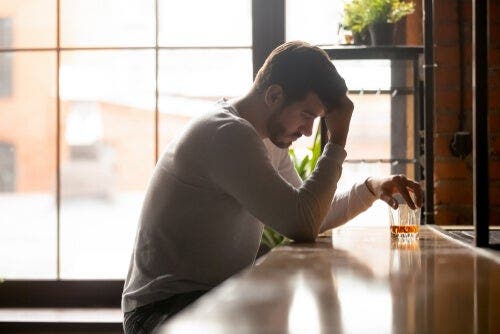 自己欺瞞　アルコール依存症