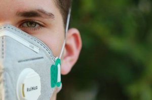 マスクを通して見る世界:心理的影響