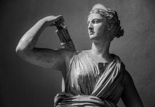 自然の女神、アルテミスの神話について