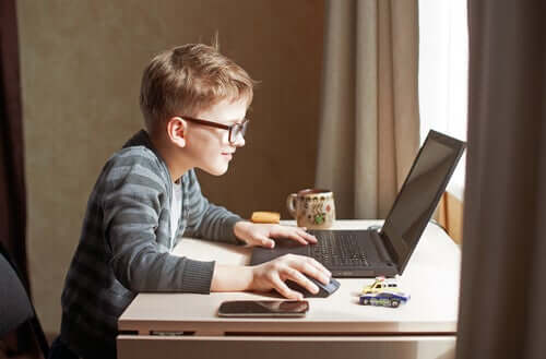 オンライン学習：親、子ども、教師の間の混乱