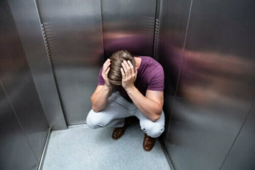 エレベーター恐怖症：原因と症状