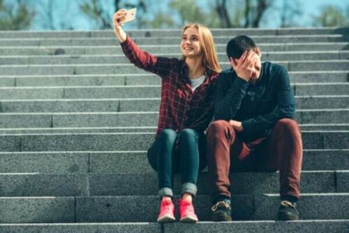 ソーシャルメディア:自分の気持ちと投稿の間の病的距離