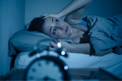 夜間に悪化する不安感の原因と対処法について