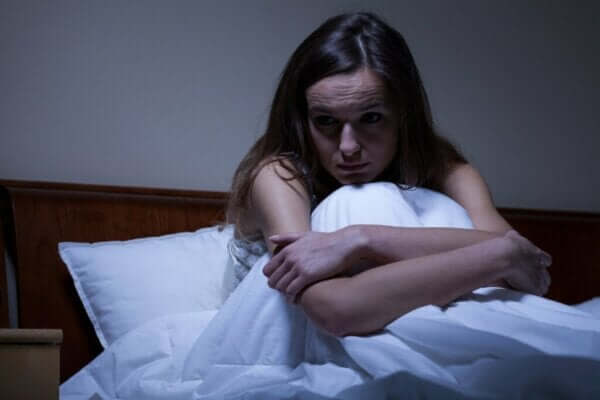 夜間に悪化する不安感の原因と対処法について