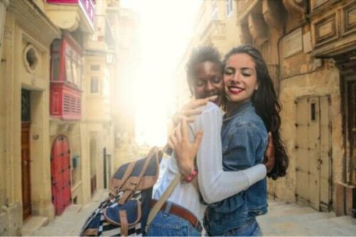 4つのハグのタイプと科学に基づいた利点